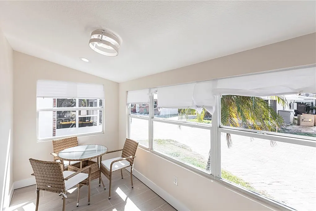 2 bed, 1.0 bath, 878 sqft, $8,370 — Photo 2
