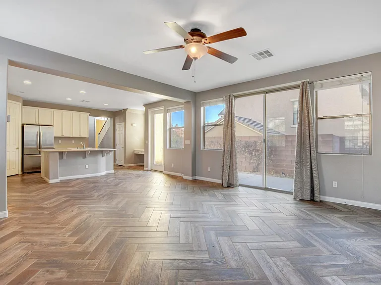 2349 Brooklyn Bridge St — Photo 14