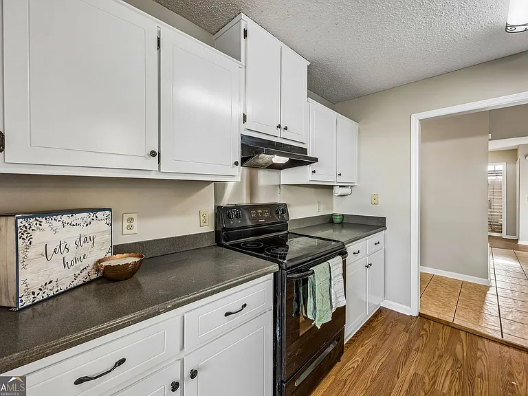 132 Woodvalley Dr — Photo 18