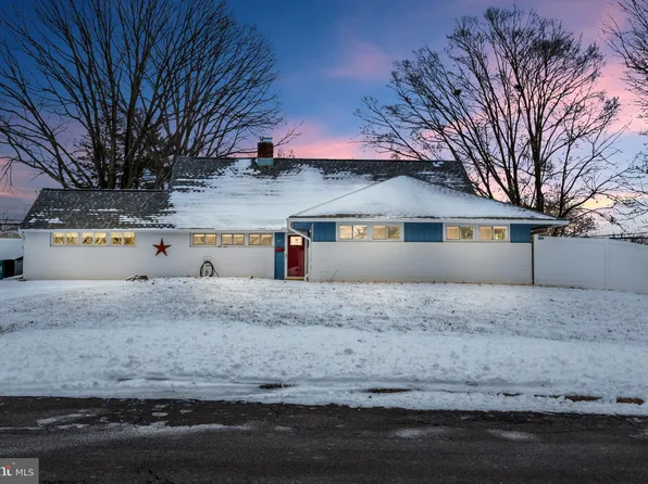 67 Spinythorn Rd, Levittown, PA 19056