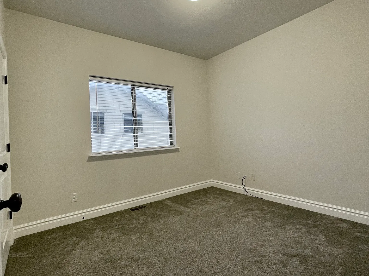 4 bed, 3319 sqft, $700 — Photo 2