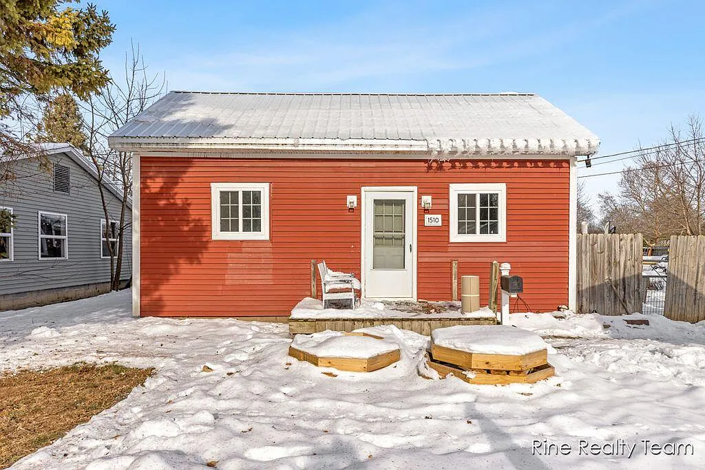 1510 W Stewart St photo 1