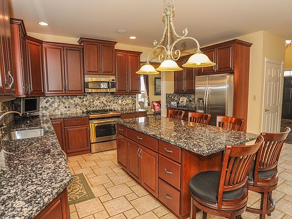 5th image of 109 Clover Ln