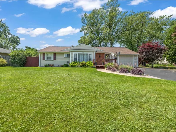 193 Shorecliff Dr, Rochester, NY 14612