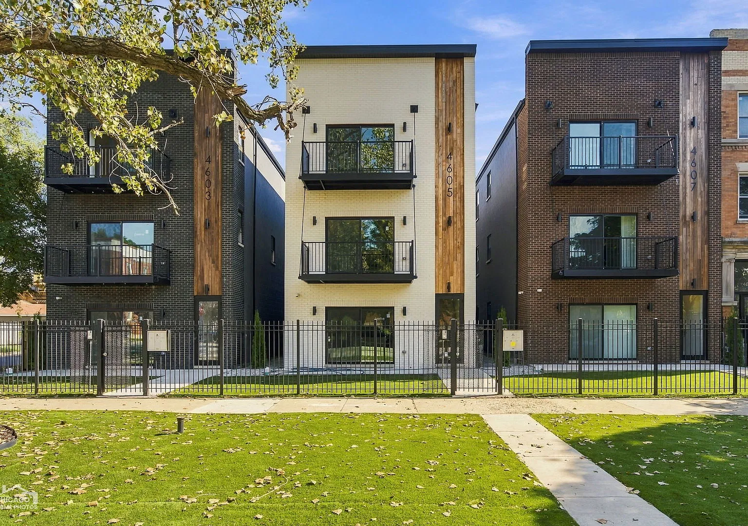 4605 S Prairie Ave — Photo 1