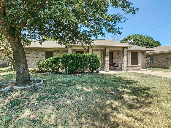 2nd image of 812 Oak Grove Ln