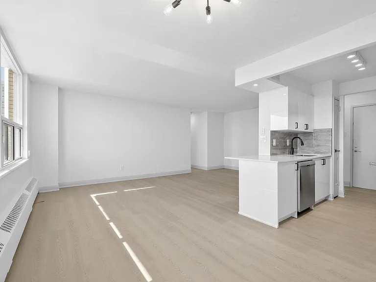 225 Davisville Ave — Photo 34