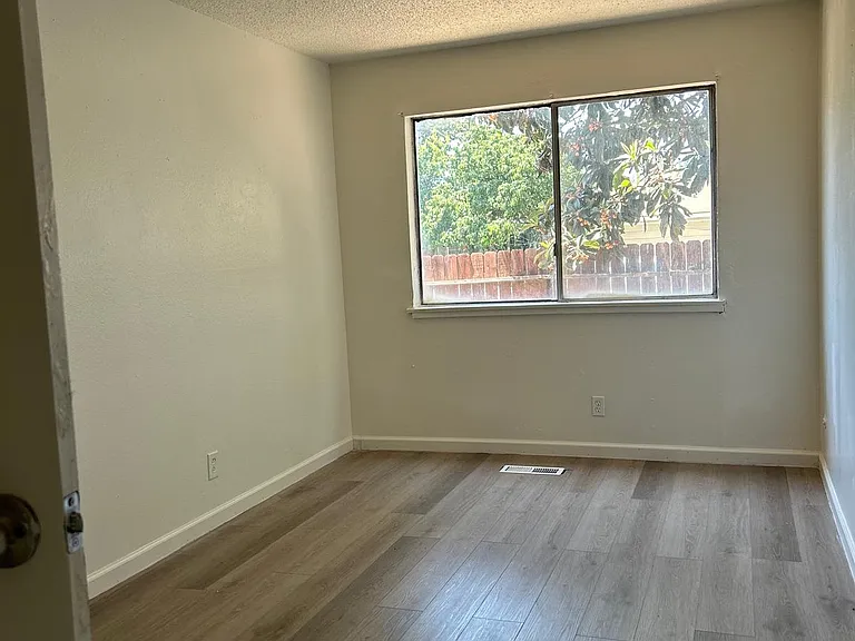 102 E Dakota Ave #B — Photo 5