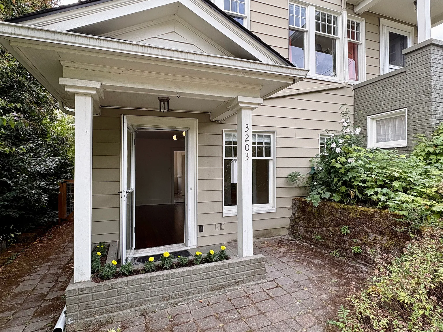 2 bed, 830 sqft, $2,900 — Photo 1
