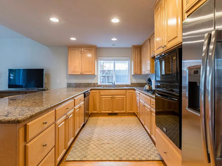 560 Barron Ave — Photo 5