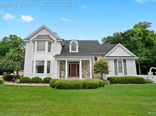 2272 Ridgemoor Ct, Burton, MI 48509