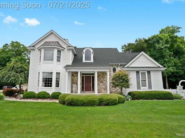 2272 Ridgemoor Ct, Burton, MI 48509