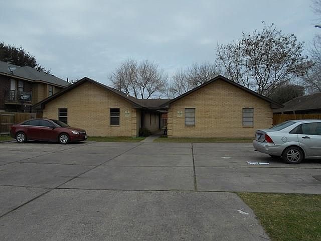 1st image of 906 W Caffery Ave