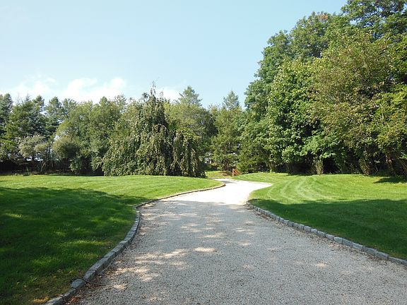 2nd image of 2983 Montauk Hwy