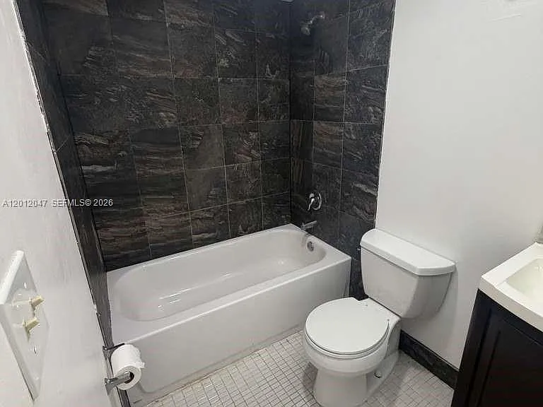 500 Executive Center Dr #5C — Photo 12