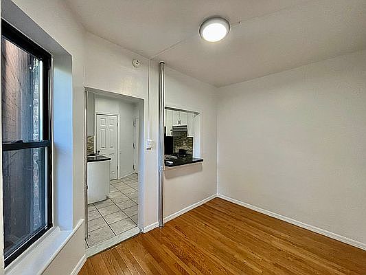 4th image of 527 W 46th St #5
