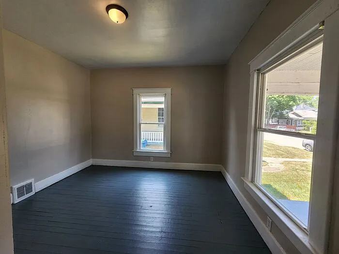 2639 Fenwood Ave — Photo 3