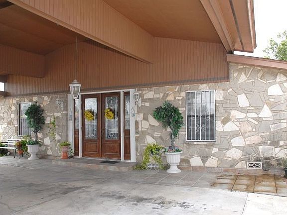 2nd image of 801 W Harlan Ave