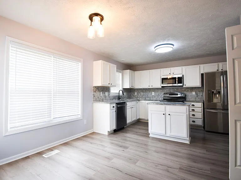 135 Lenoir Dr — Photo 6