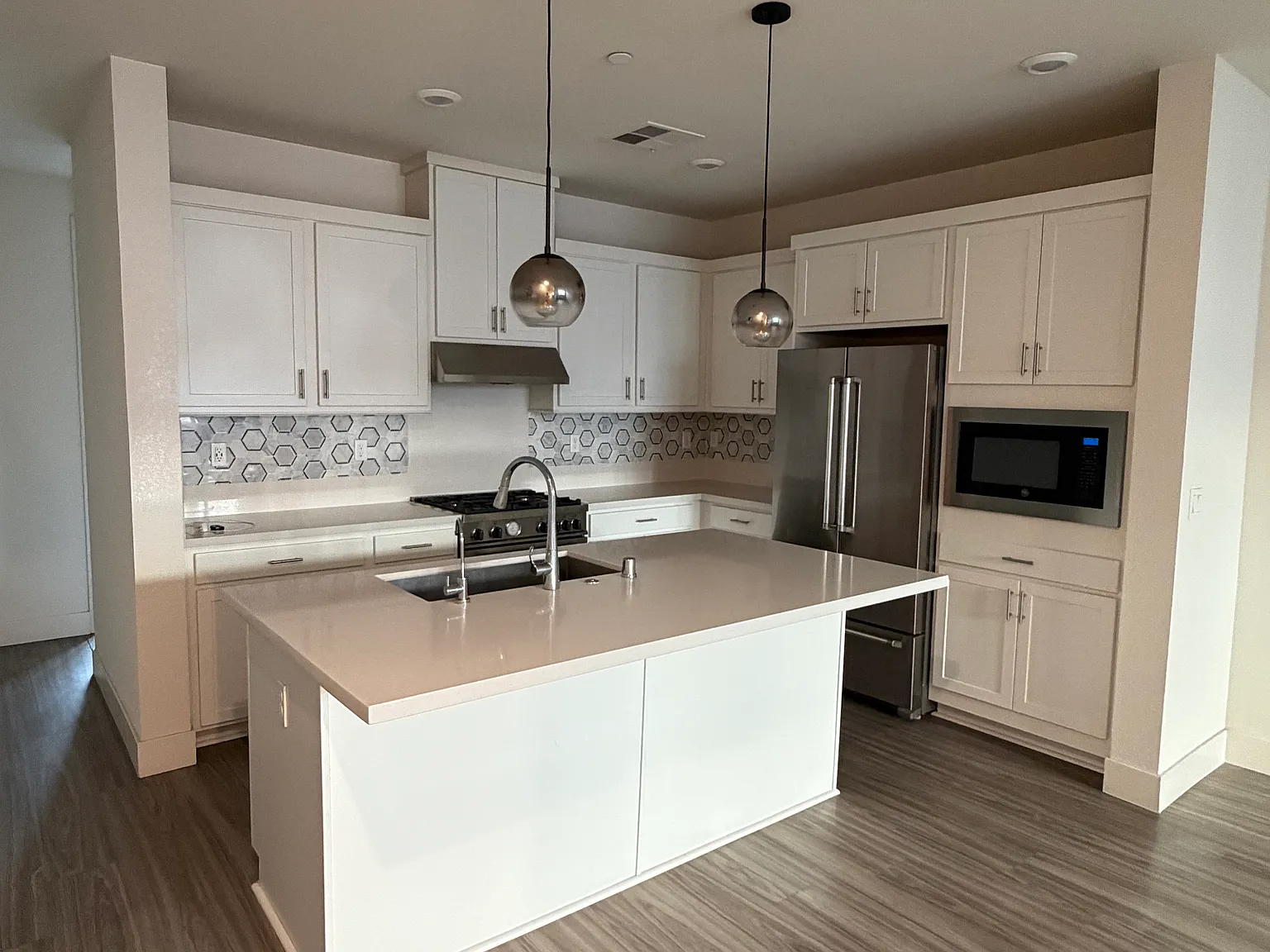 3 bed, 1620 sqft, $5,226 — Photo 2