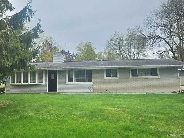 2121 S Commerce Rd, Wolverine Lake, MI 48390