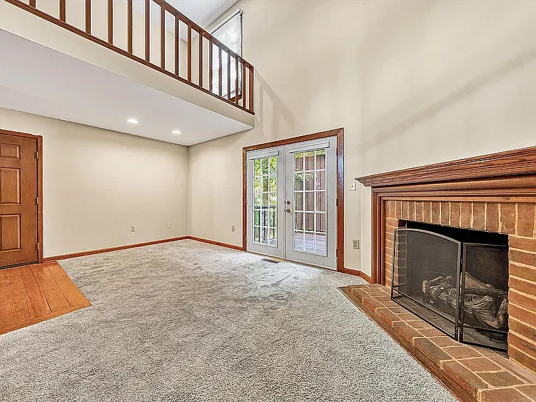 3 bed, 3.5 bath, 1951 sqft, $3,000 — Photo 2