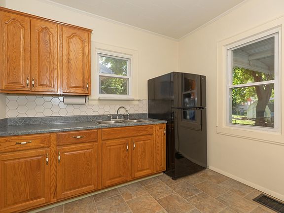 4th image of 307 Richardt Ave