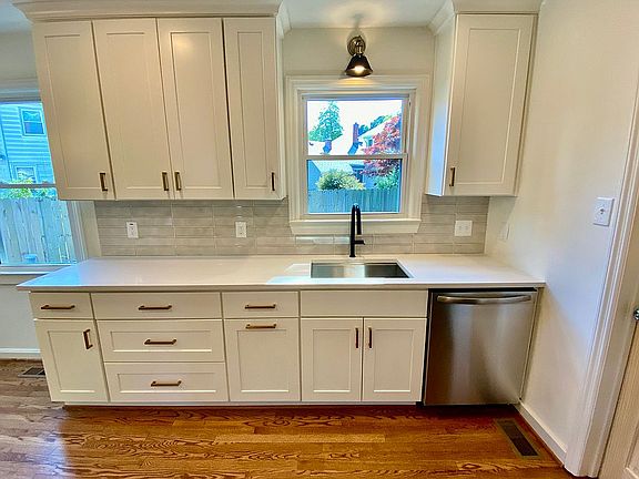 3rd image of 5921 Glenhaven Cres