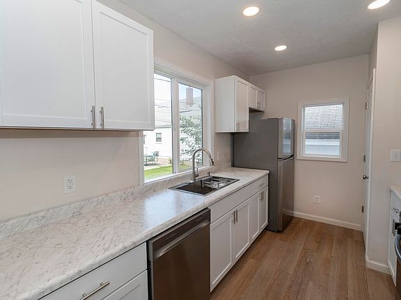3rd image of 111 Campbell St