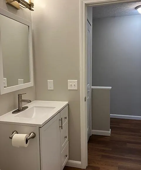 Upstairs full bath.
