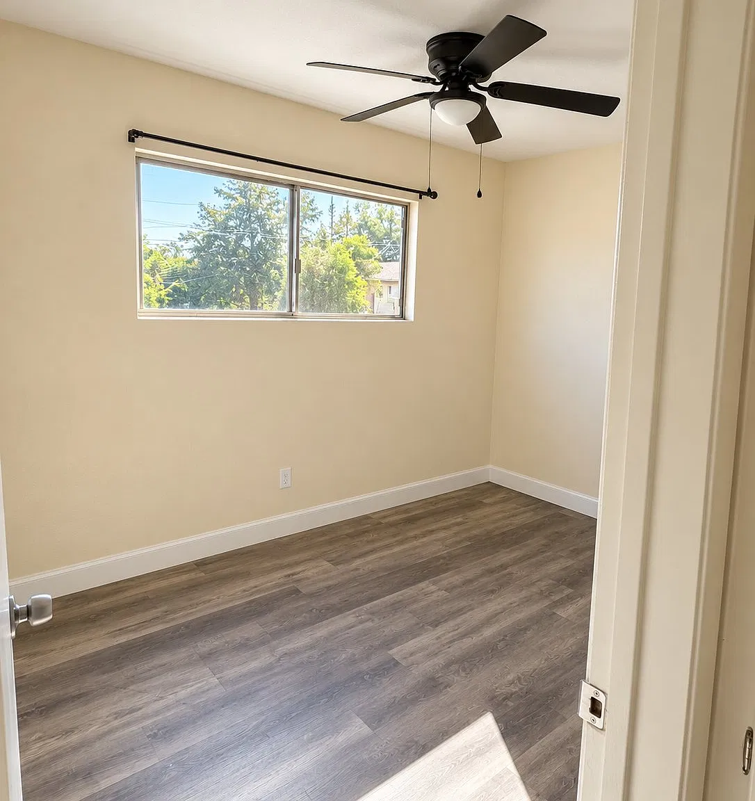 Clean & Comfortable Apartment with Private Outdoor Space. Welcome to this bright and comfortable apt — Photo 1