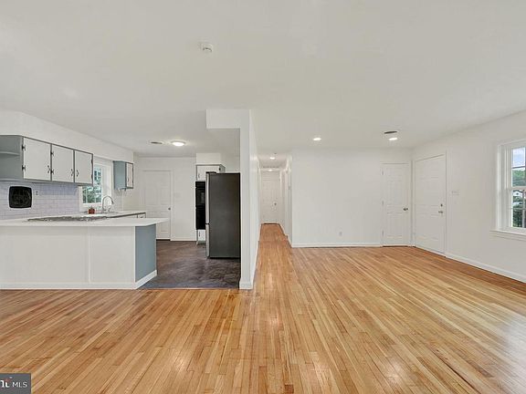 4th image of 1546 Forrest Ave