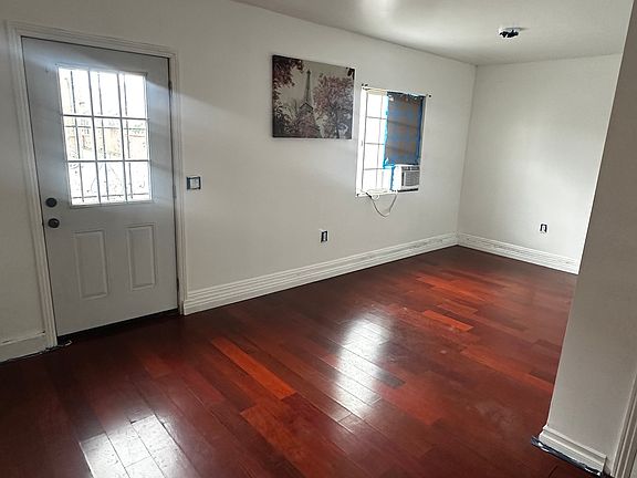4th image of 8942 San Luis Ave
