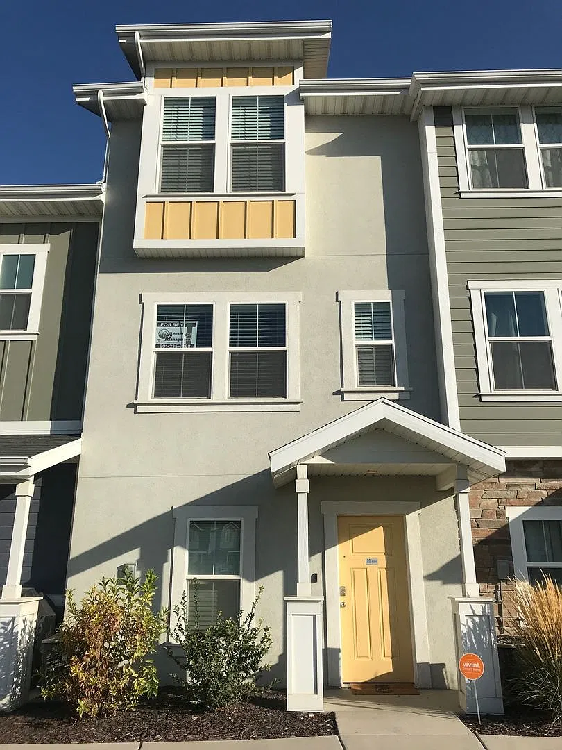 Immaculate Edgewater Townhome!! — Photo 1