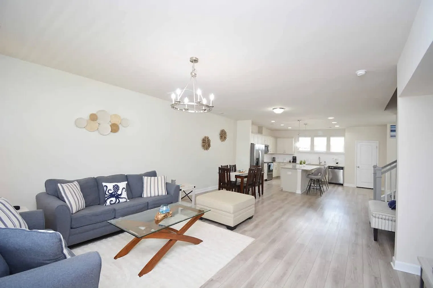 3 bed, 2.0 bath, 2690 sqft, $3,480 — Photo 3