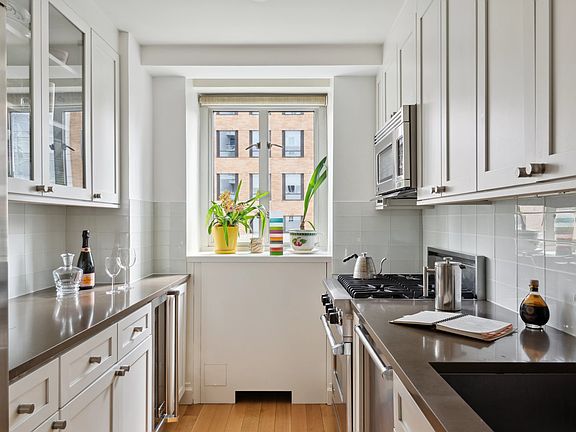 3rd image of 200 E 66th St APT E0903