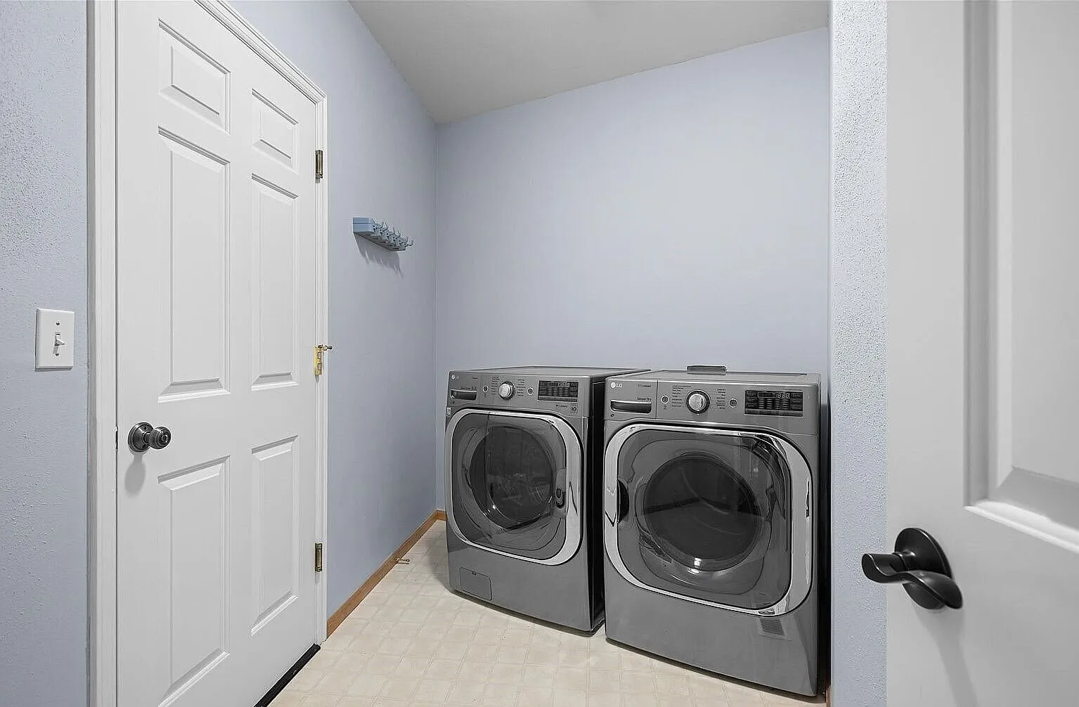 4 bed, 2.5 bath, 2842 sqft, $4,500 — Photo 4