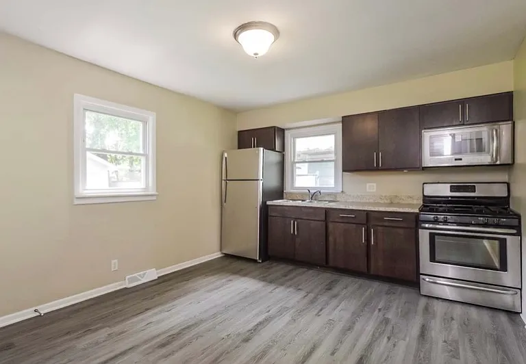 1233 S Lawler Ave — Photo 6