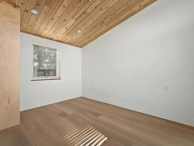 11458 NE Morris St — Photo 9
