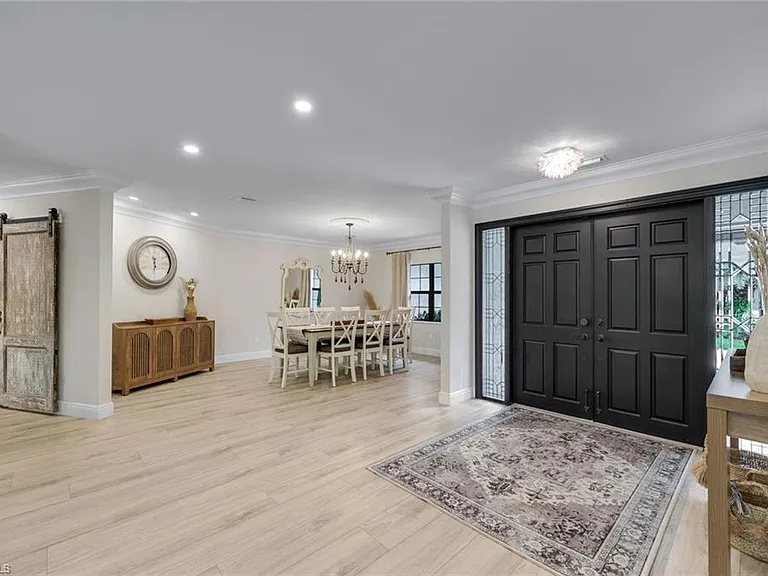 517 Parkwood Ln — Photo 3