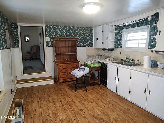 5th image of 609 N Barton St