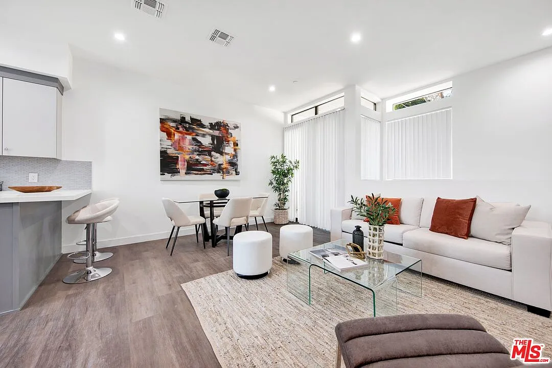 3 bed, 2.0 bath, 1574 sqft, $6,900 — Photo 3