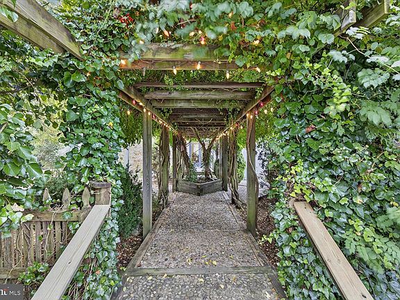 2nd image of 464 Locust Ln