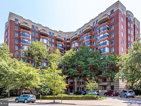 2nd image of 2400 Clarendon Blvd #Penthouse 10