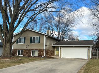 739 S Canterbury Dr, Freeport, IL 61032
