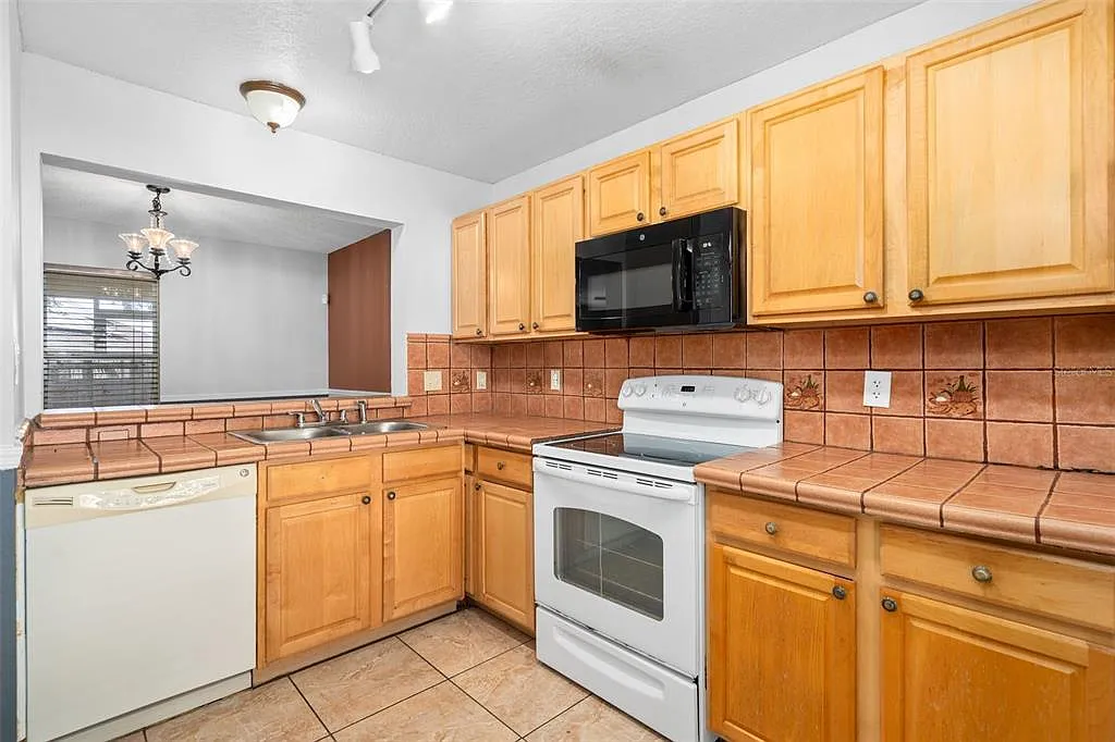 3 bed, 2.5 bath, 1460 sqft, $1,850 — Photo 3