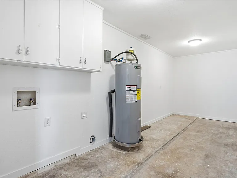 100 Howard Dr — Photo 14