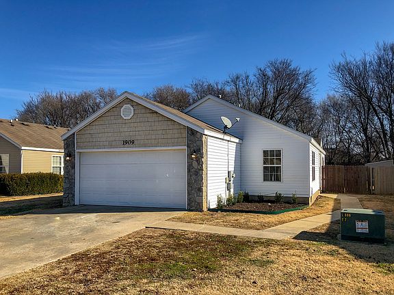 2nd image of 1909 S Pinewoods Dr