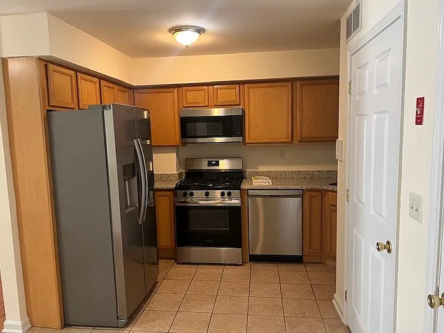 1031 Clinton Street — Photo 2