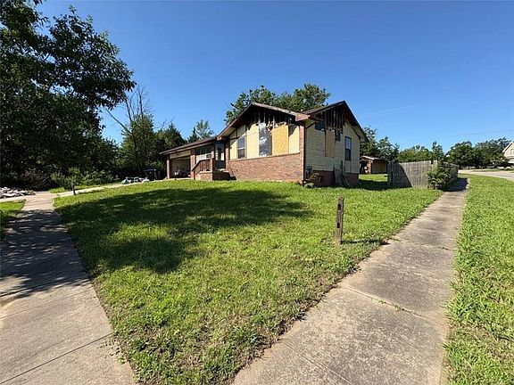 4th image of 3801 SE Evans Dr